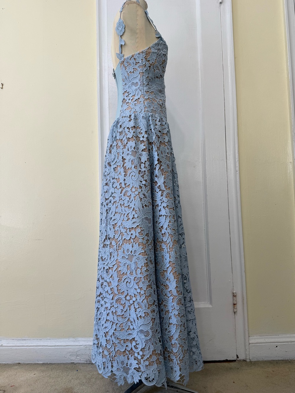 ALICE + OLIVIA
Anabella Scoop Neck Drop Waist Midi Dress - Picture 5 of 16